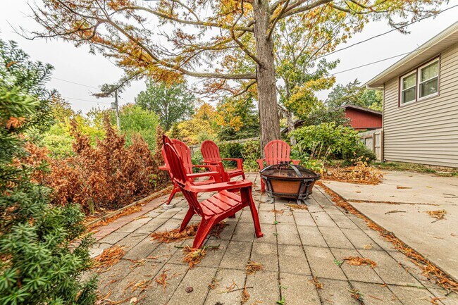 Building Photo - Large deck for entertaining guest or relaxing