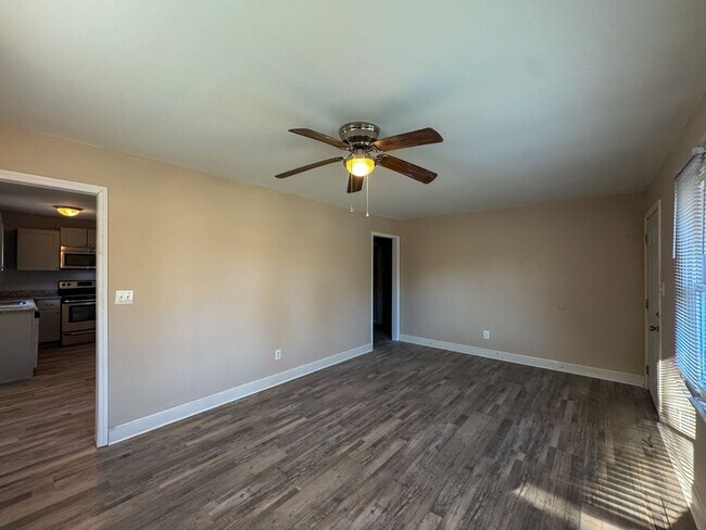 Building Photo - Charming 3 Bed 1 Bath Home Conveniently Located in Fayettevile