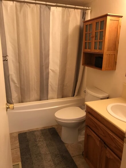 Building Photo - 23740 Lakeview Dr