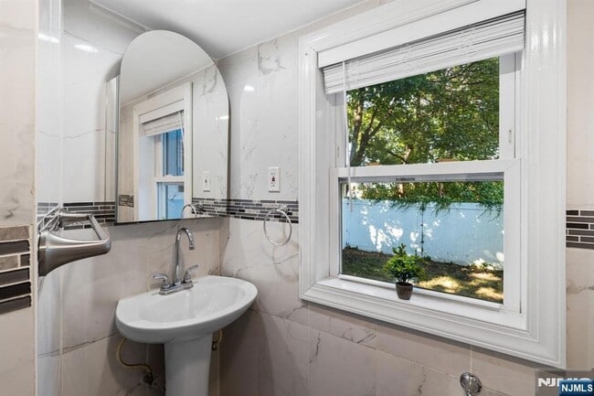 Building Photo - 401-403 Essex Street Unit A