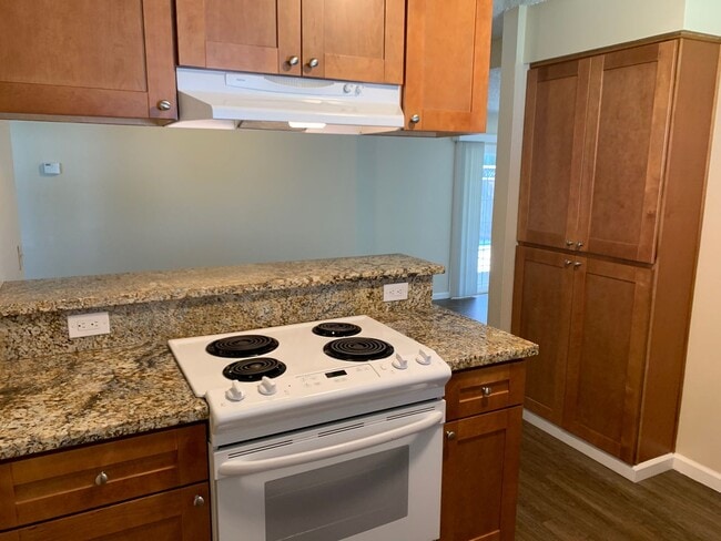Building Photo - Excellent Value! Spacious Updated South Sa...