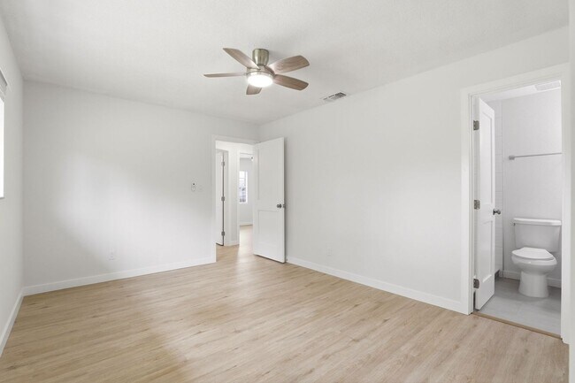 Building Photo - Stunning Remodeled 3BR Duplex in Oviedo with Modern Upgrades