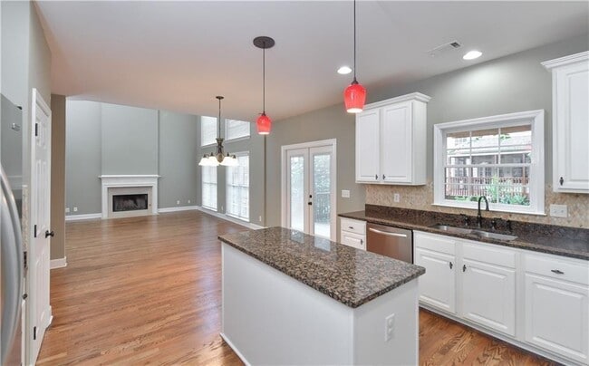 Building Photo - 905 Lancaster Way NW