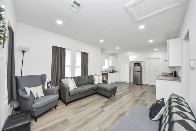 Building Photo - Historic Houston Charm with Modern Comfort Built In