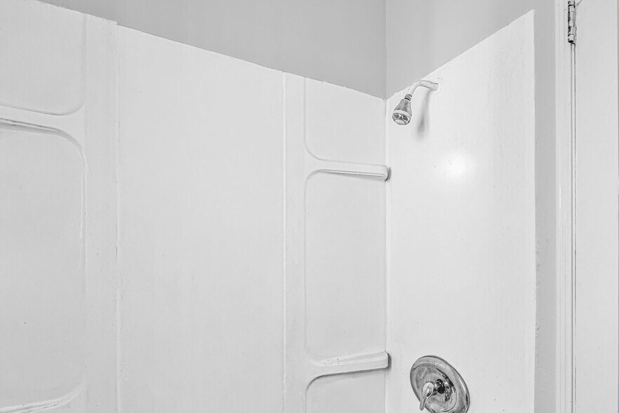 Building Photo - 530 W 9th St