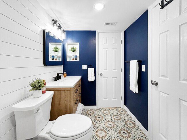 Building Photo - 4775 Cove Cir