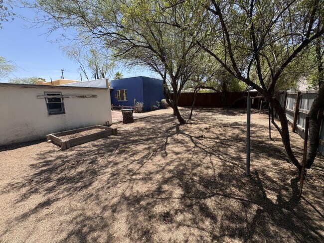 Building Photo - Central Tucson charming historic adobe home