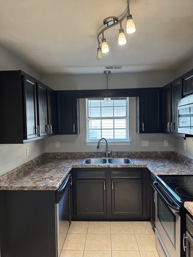 Building Photo - Beautiful 3 Bedroom, 2 Bath Home-3016 E. Windgate Ct.