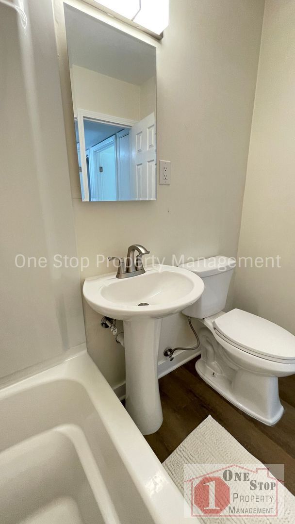 Building Photo - 2-Bedroom, 1-Bathroom duplex in Lees Summit