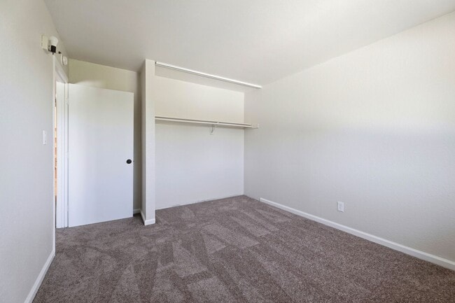 Building Photo - FULLY REMODELED MODERN SPACIOUS TOWNHOUSE!!!