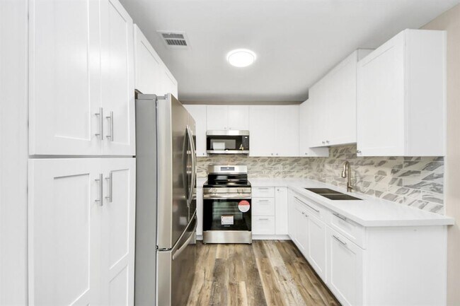 Building Photo - 608 Thomas Ave