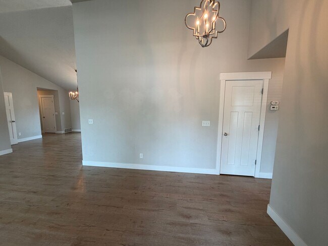 Building Photo - Spacious 6-Bedroom Home for Rent in Lehi