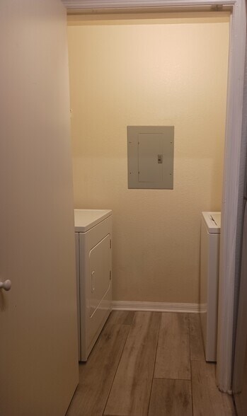 Laundry Room - 200 4th Ave S