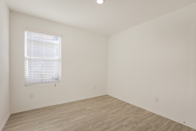 Building Photo - 10515 McClintock Dr
