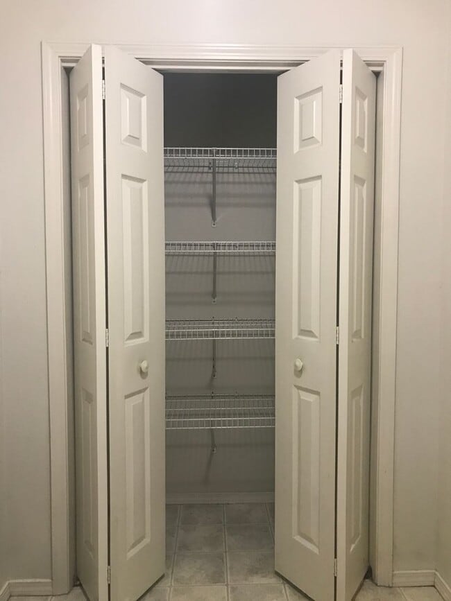 Building Photo - Executive Rental - Charming 3-bedroom 2 bath 2 car garage-available to view now