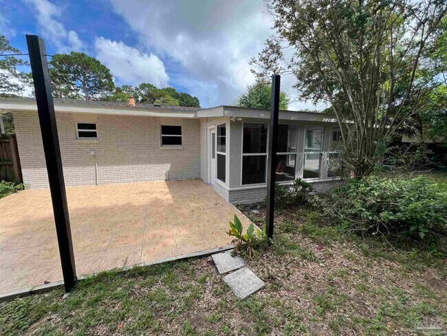 Building Photo - 6123 Hilltop Rd
