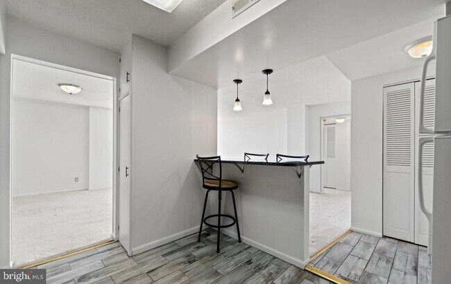 Building Photo - 118 Monroe St