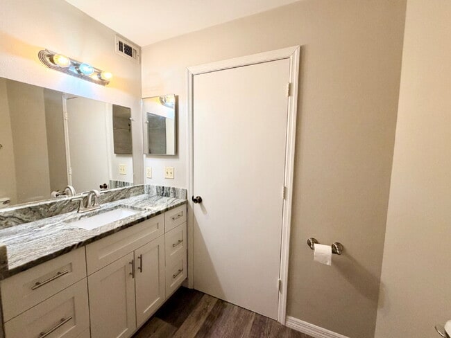 Building Photo - *** $500 OFF MOVE IN SPECIAL *** "Charming 3-Bed Condo with Scenic Views & Granite Finishes in Me...