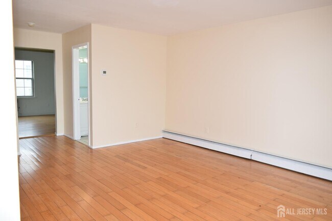 Building Photo - 31 Larch St