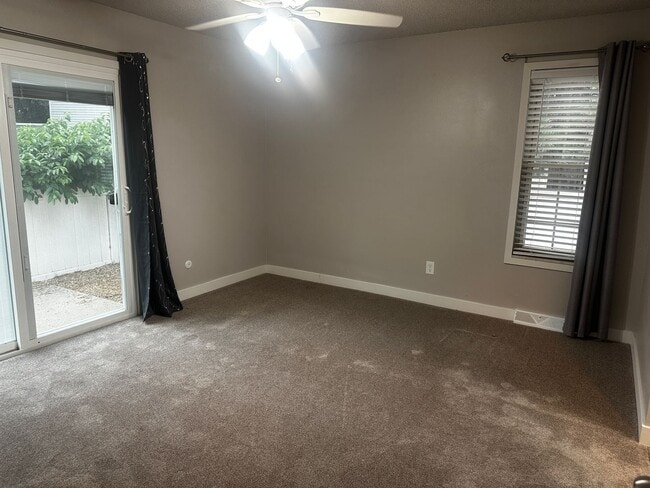 Building Photo - Stunning 3 bedroom AVAILABLE NOW!