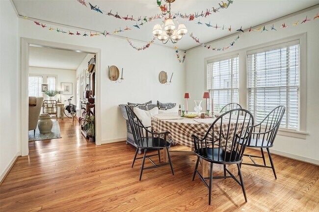 Building Photo - 2112 Banks St