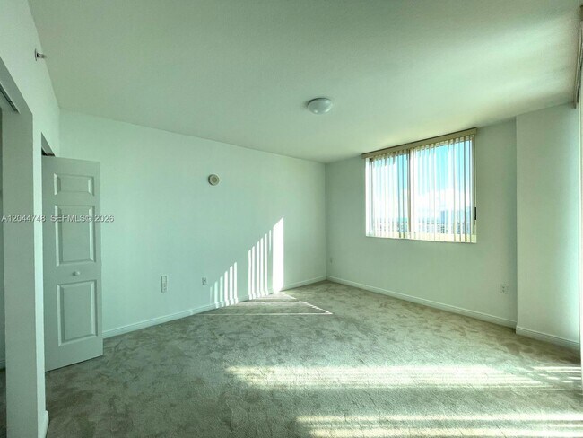 Building Photo - 1755 E Hallandale Beach Blvd