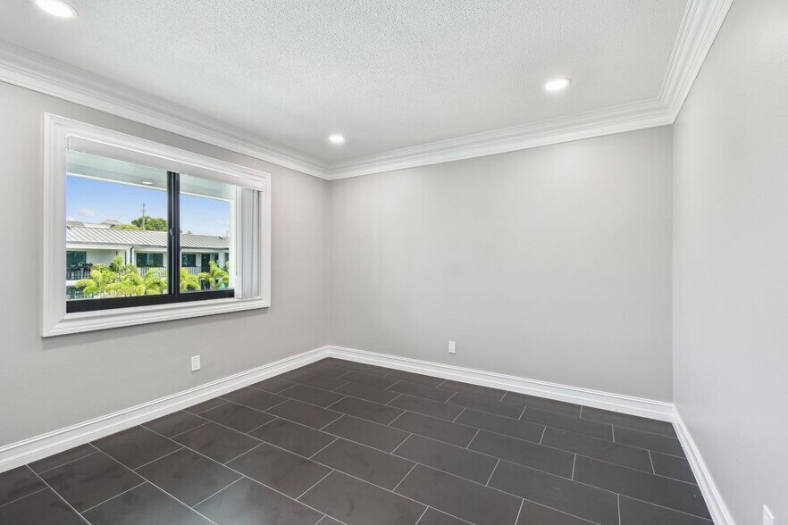 Building Photo - 2942 W Bay Dr