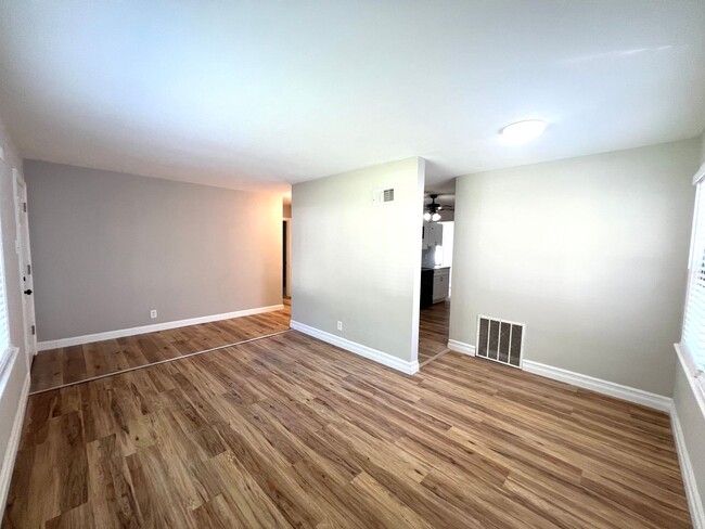 Building Photo - Updated Spacious 3 Bedroom 1 Bath  - Prese...