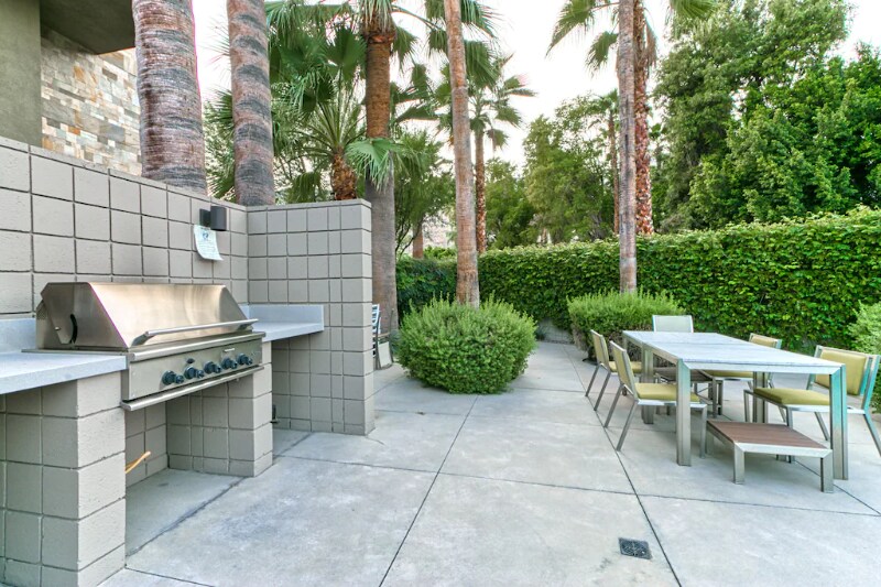 Building Photo - 1020 E Palm Canyon Dr