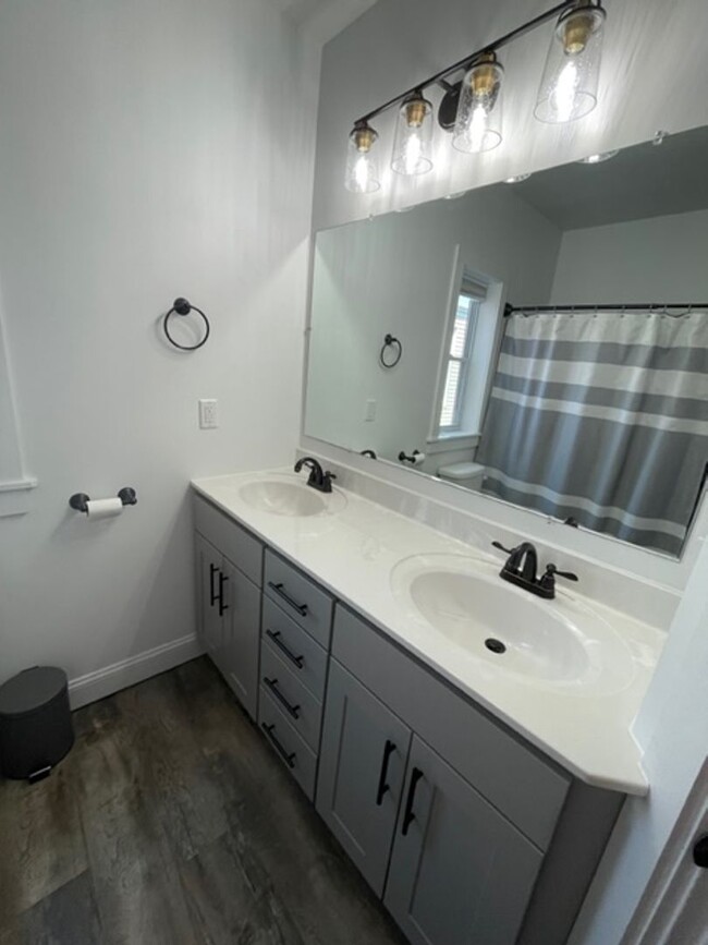 Building Photo - Newly Renovated 3 Bedroom in Lancaster! In...