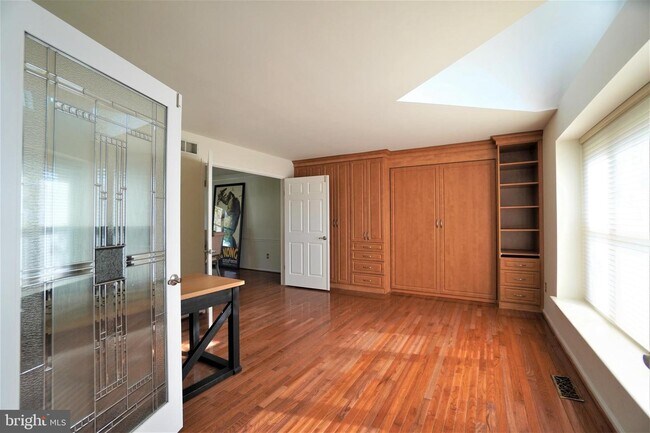 Building Photo - 104 Hidden Creek Dr