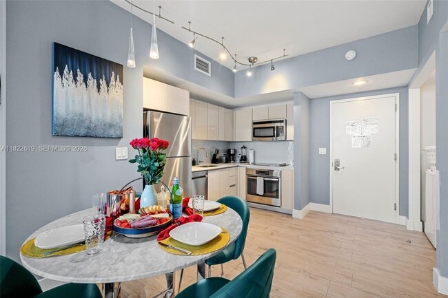 Building Photo - 2600 E Hallandale Beach Blvd