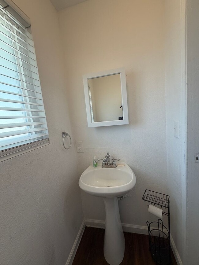 Building Photo - Charming 2-Bed, 1.5-Bath Home with 2-Car Garage in Hesperia, CA!