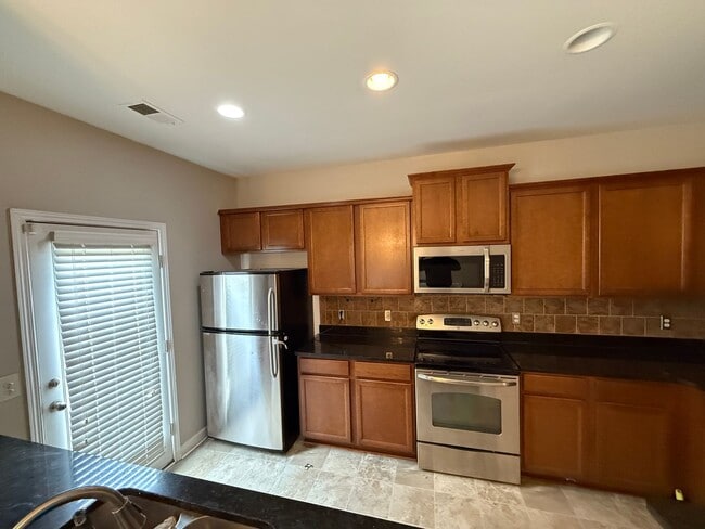 Building Photo - Modern Townhome in Steele Creek – Walkable to Shops, Parks & Dining!