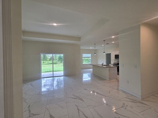 Building Photo - Large 4 Bed 3 Bath with 2 Car Garage-LEHIG...