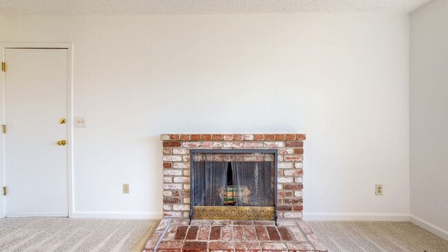 Building Photo - 4 Bedroom 2 Full Bathroom Single Family Ho...
