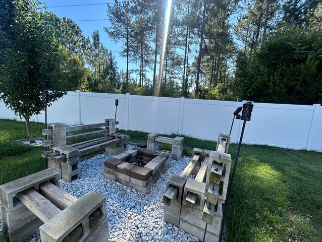 Building Photo - 765 Old Castle Loop