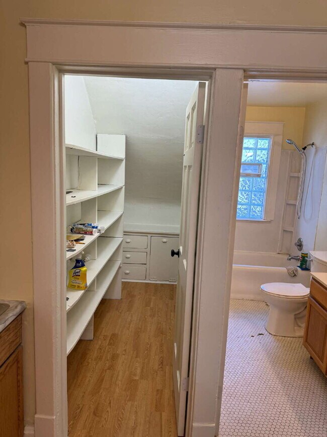 Building Photo - 3-Bedroom Upper Duplex on W Washington – P...