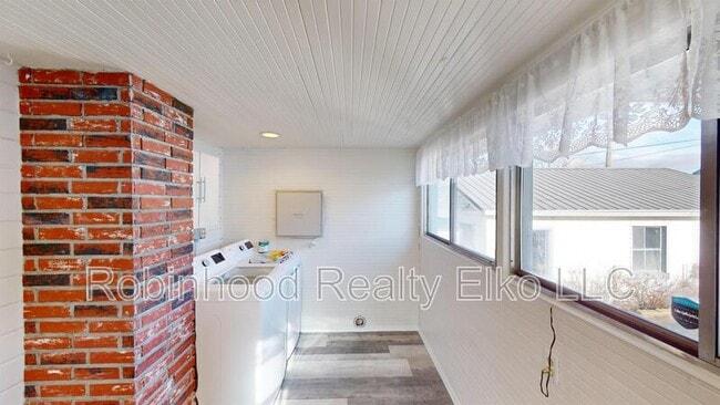 Building Photo - 454 Cedar St