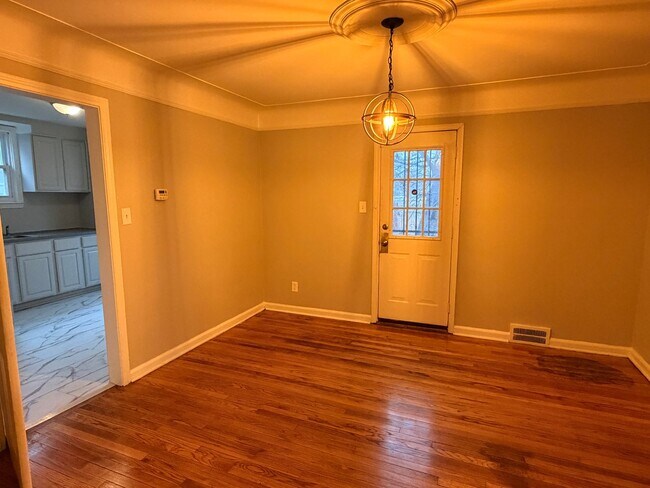 Building Photo - Updated Detroit home now available!