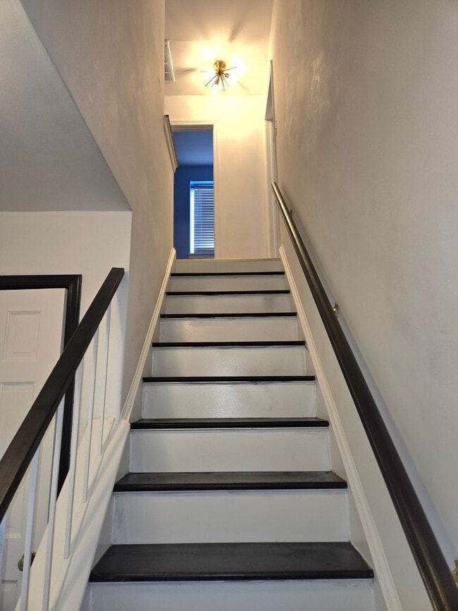 Building Photo - Spacious Five Bedroom