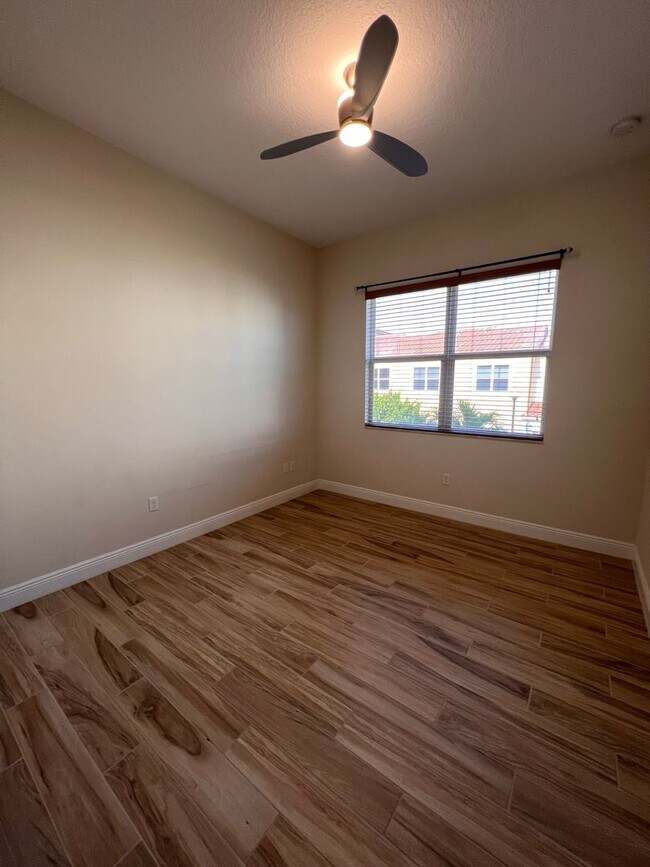 Building Photo - Beautiful 3 Bedroom Townhome in Centra Falls West