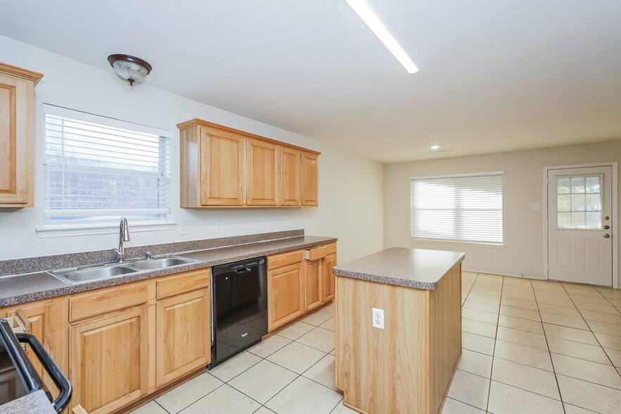 Building Photo - 1101 Marcia Ln