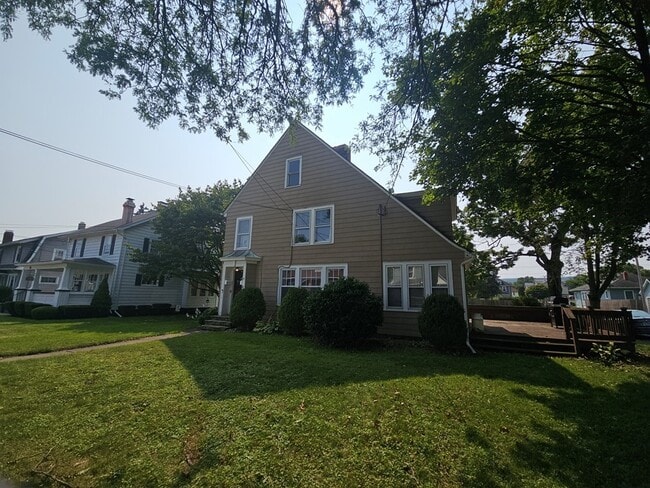 Building Photo - 465 Beecher St