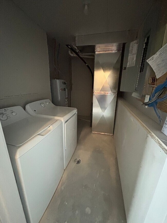 Building Photo - 3 Bed 3 Bath Townhome