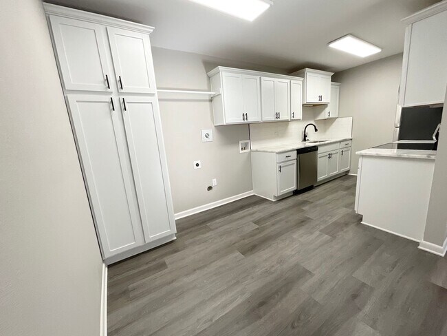 Building Photo - 713 Melody Ln