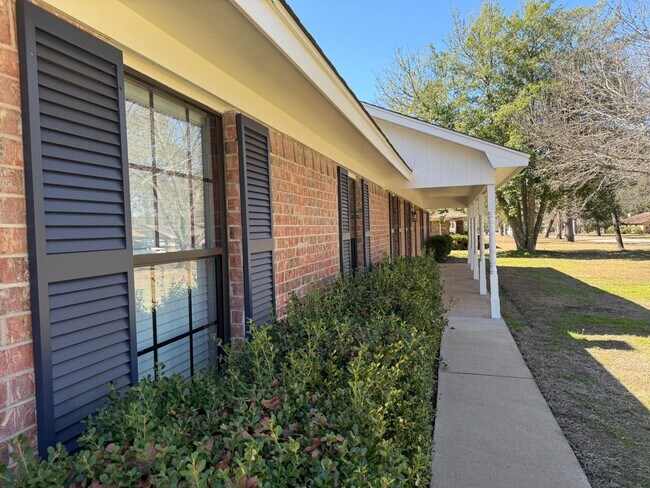 Building Photo - Available-Remodeled 3/2 with 4-Car Garage!