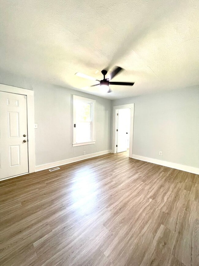 Building Photo - 2755 E Surrey Dr