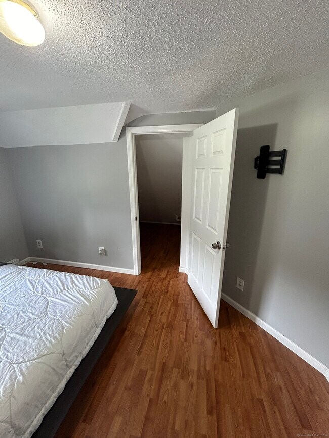 Building Photo - 647 E Main St