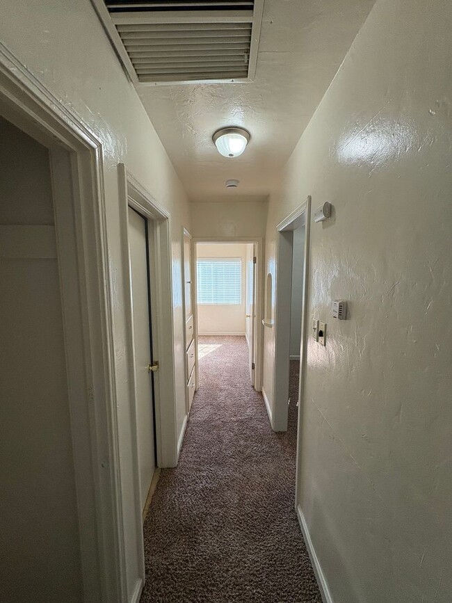 Building Photo - Charming NW Visalia Home Available Now!